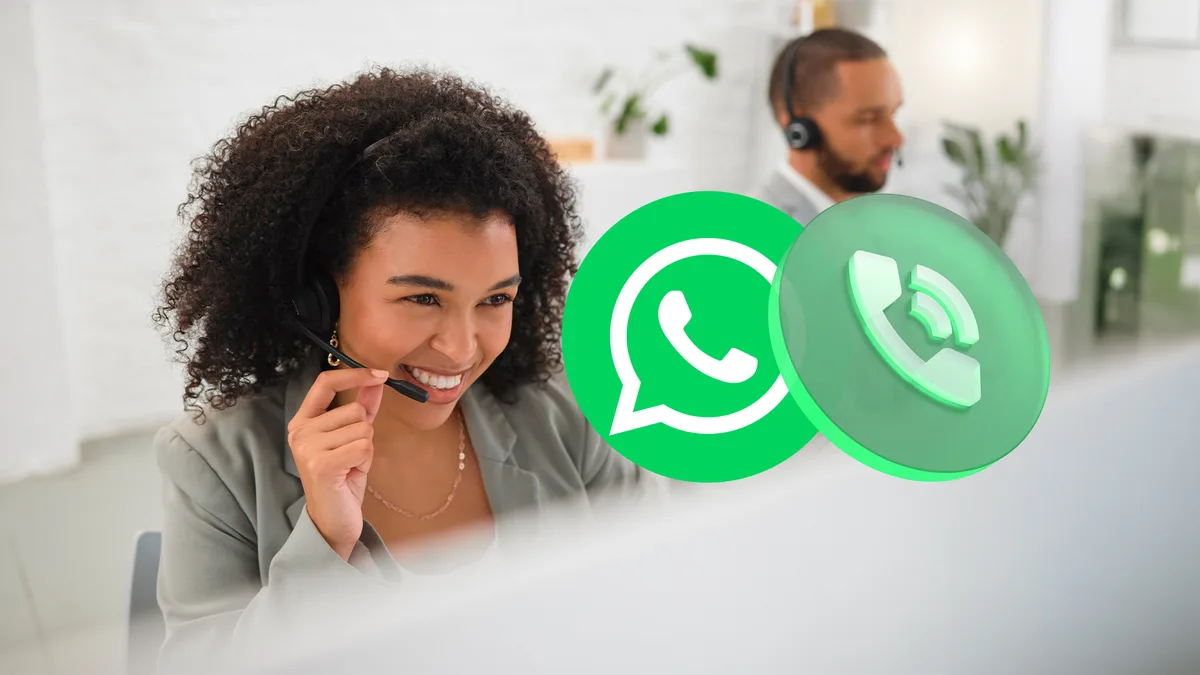 Atendente com headset e os ícones de chamada do WhatsApp