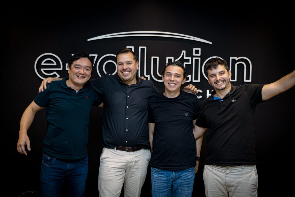 Imagem apresenta os diretores da Voll Solutions, da esquerda para a direita: Ricardo Mimura, David Contiguiba, Eduardo Gomes e Giovanni Gomes.